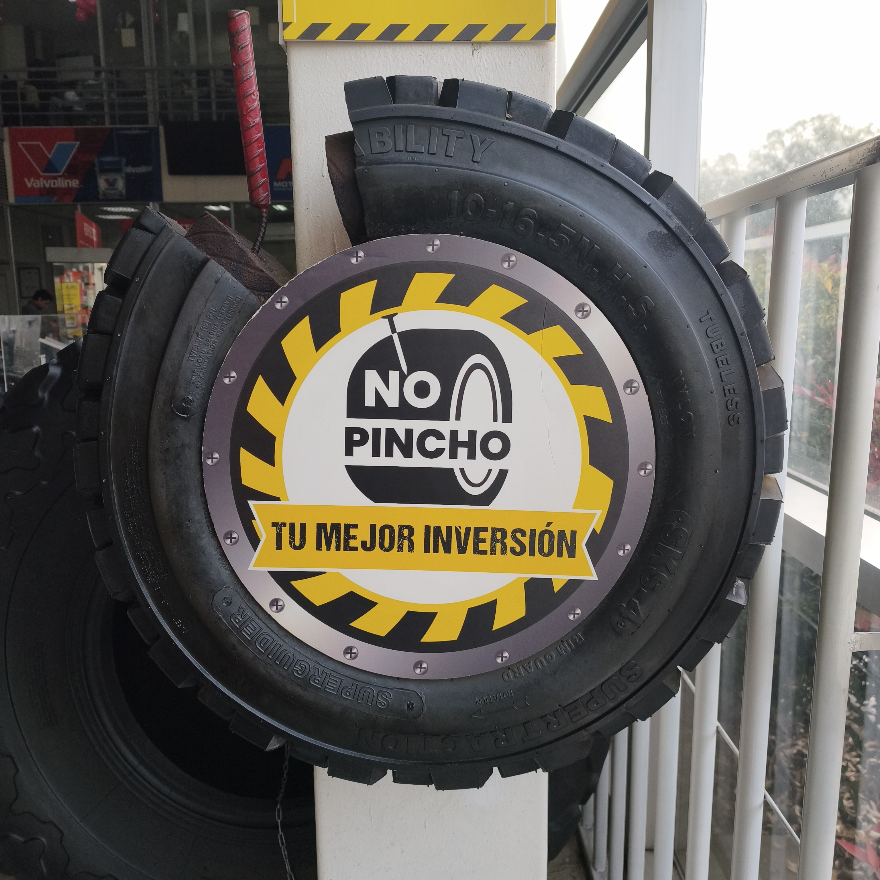 Neumático con aire, con riesgo de pinchazo